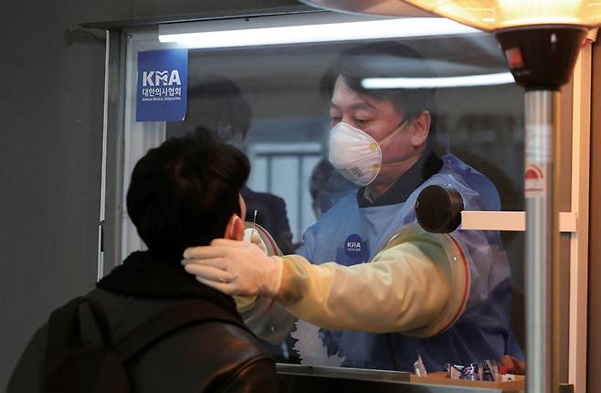 안철수 대선후보가 2021년 1월 코로나19 임시 선별검사소에서 의료자원봉사를 하고 있다.ⓒ국회사진취재단