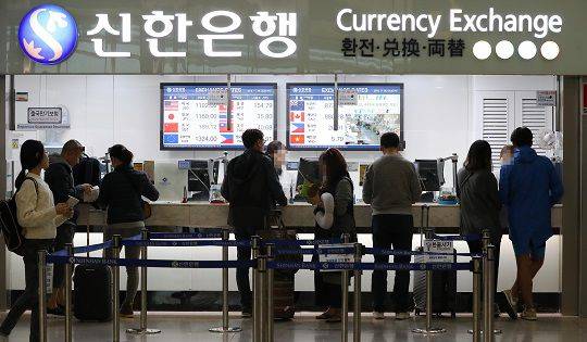 인천국제공항 은행에서 여행객들이 환전하고 있다. /연합뉴스