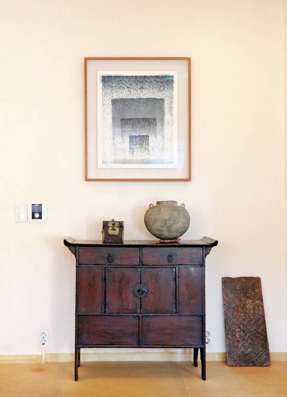 조선시대 책장, 가야시대 토기, 현대미술이 조화를 이룬 서재. 신인섭 기자