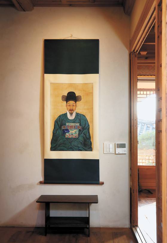 현관에 건 20세기 초상화. 신인섭 기자