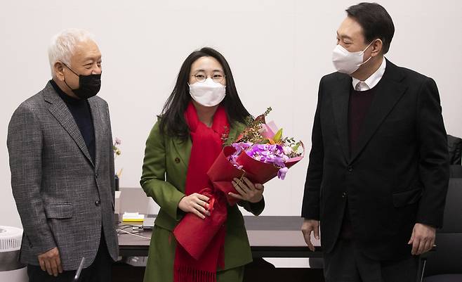 신지예 한국여성정치네트워크 대표(가운데)를 영입한 윤석열 국민의힘 대선 후보(오른쪽), 김한길 위원장(왼쪽) / 사진=국회사진기자단