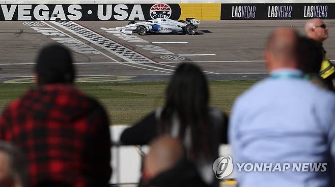 자율주행 하는 카이스트 레이싱카 (라스베이거스=연합뉴스) 이지은 기자 = 세계 최대 전자·IT 전시회인 'CES 2022' 마지막날인 7일(현지시간) 미국 네바다주 라스베이거스 모터스피드웨이에서 열린 'CES 자율주행 챌린지'에서 한국 과학기술원(KAIST) 팀의 레이싱카가 질주하고 있다. 카이스트팀은 이날 4등을 기록했다. 이 대회는 인간 레이서 없이 최대 시속 300㎞로 달릴 수 있는 레이싱카로 실력을 겨룬다. 2022.1.8 jieunlee@yna.co.kr