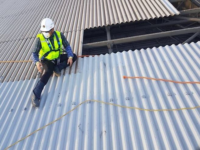 현대중공업 하청업체 노동자가 지난해 3월 철제 슬레이트를 교체하다 추락했다. 해당 노동자가 안전벨트를 걸어 의지했던 로프가 슬레이트 지붕에 쓸려 파손된 상태다. 현대중공업지부 제공.