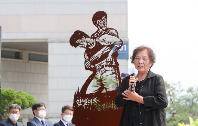 지난해 6월 9일 서울 서대문구 연세대 이한열동산에서 열린 제34주기 이한열 추모식에서 인사말하고 있는 배은심 여사.  연합뉴스