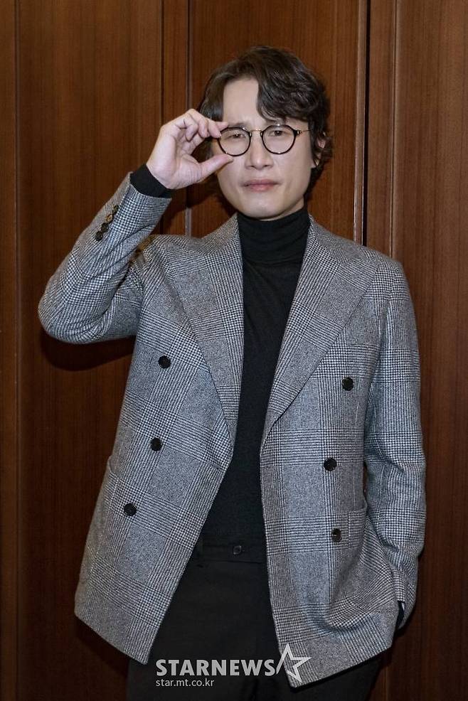 영화 '특송'(감독 박대민)의 주연배우 송새벽이 3일 오전 진행된 라운드 인터뷰를 위해 포즈를 취하고 있다. 성공률 100%의 특송 전문 드라이버 '은하'가 예기치 못한 배송사고에 휘말리면서 벌어지는 추격전을 담은 범죄 오락 액션 영화 '특송'은 오는 12일 개봉된다. /사진제공=NEW 2022.01.03 /사진=이동훈 기자 photoguy@