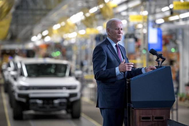 지난해 11월 17일(현지시간) 조 바이든 미국 대통령이 디트로이트에 있는 제너럴모터스(GM)의 전기차 전용 조립공장 팩토리 제로를 방문해 연설하고 있다.(사진=이데일리DB)