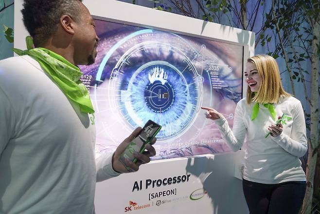 SK텔레콤이 세계 최대 정보기술(IT)·가전 전시회인 'CES 2022'에 마련한 전시 부스에서 인공지능(AI) 반도체 '사피온(SAPEON)'을 소개하는 모델들. SK텔레콤