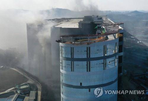 지난 5일 오후 11시46분쯤 화재가 난 경기도 평택시 고렴리 냉동창고 신축 공사장. 연합뉴스