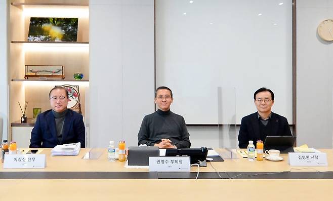 권영수 LG에너지솔루션 부회장(가운데), 김명환 LG에너지솔루션 사장(오른쪽), 이창실 LG에너지솔루션 전무(왼쪽)가 10일 서울 여의도 본사에서 온라인 기자간담회를 열고 코스피 상장 후 사업 비전과 전략을 공개했다.