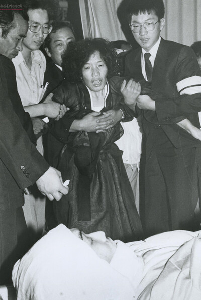 1987년 7월 5일 서울 신촌 연세대세브란스병원 장례식장에서 진행된 고 이한열군 입관 때 오열하는 배은심 어머니. 이한열기념사업회 제공