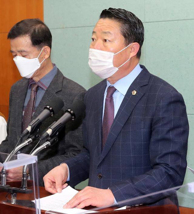 최영일(오른쪽) 전북도의회 부의장이 10일 전북도의회 브리핑룸에서 기자회견을 열고 순창군수 선거 출마를 선언하고 있다. 연합뉴스