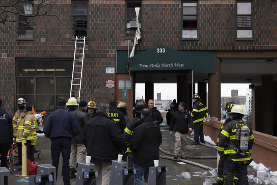 미국 뉴욕시 브롱크스 19층 규모의 아파트에서 불이나 소방대원 200여명이 투입됐다. [AP=연합뉴스]