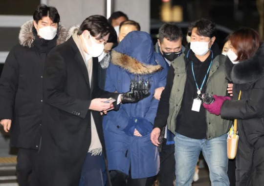 Yi (45), an employee at Osstem Implant, who allegedly embezzled 198 billion won of corporate funds, enters the Gangseo Police Station in Seoul on the morning of January 6. Yonhap News