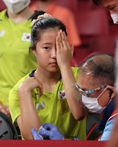 신유빈이 지난해 도쿄 올림픽 여자 탁구 단체 8강전 독일과의 경기 중 긁힌 상처를 치료받고 있다. 도쿄 | 연합뉴스