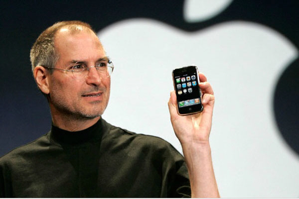 2007년 1월 9일 스티브 잡스 전 애플 CEO가 최초의 아이폰을 선보이고 있다. [AP = 연합뉴스]