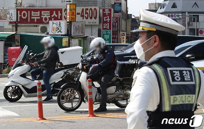지난해 10월14일 오후 서울 마포구 합정역 인근에서 경찰이 이륜차 교통법규 위반 단속을 하고 있다. /사진=뉴스1