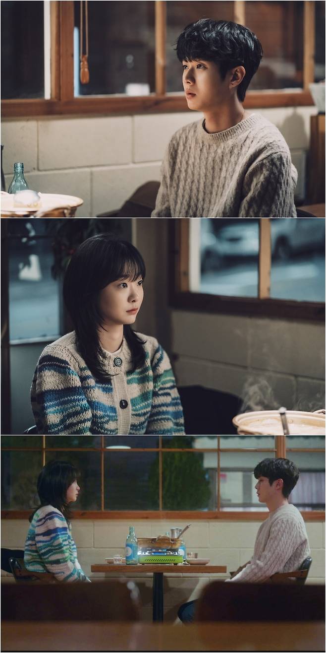 Choi Woo-shik and Kim Da-mis drinking party have been unveiled.The SBS monthly drama That Year We (playplayplayed by Ina Eun/directed by Kim Yoon-jin and Ethan) revealed the tender eye contact between Choi Woong (Choi Woo-shik) and Kuk Yeon-su (played by Kim Da-mi), who are having a drunken conversation at their own drinking party on January 10.In the last broadcast, Kuk Yeon-su was heartbroken with an unrequited love for Choi Woong, and after kissing, he tried to do it with Choi Woongs Friends proposal, but his mind that had already started grew out of control.The tears of Kook Yeon-su, who realized that he had never forgotten him, were saddened by the news of Choi Woong and NJ (the man of Roh Jung)s date, and the attitude of treating him as a Friend.While their mixed minds are drawing attention, Choi and Kook Yeon-su face each other with their glasses in front of them again, and the atmosphere of sinking and the deep and sad eyes of each other catch their attention.Two people who came back from lover to others and again as Friends.Attention is focusing on what the conversations of those who divided into Off the Record, which does not have cameras in a rapidly changing relationship, will be, and whether the hearts of the two people who are circling as if they could reach each other can be conveyed to each other.