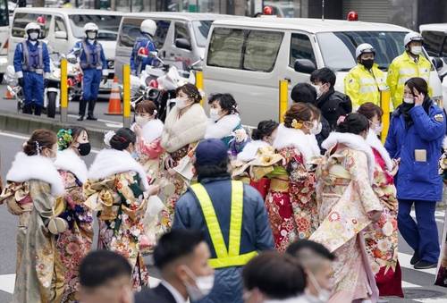 일본 성년의 날을 이틀 앞둔 지난 8일 일본 가나가와(神奈川)현 요코하마(橫浜)시에서 화려한 옷을 차려 입은 여성들이 성인식 행사장을 주변을 오가고 있다. /교도=연합뉴스