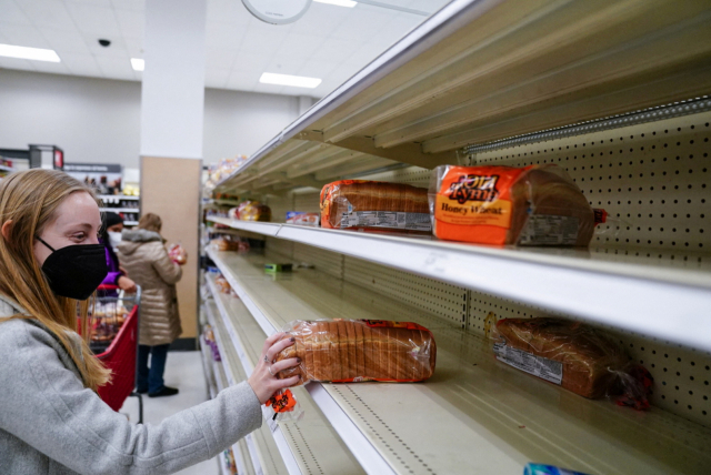 미국의 공급망 붕괴 지속에 따른 여파로 9일(현지 시간) 워싱턴DC에 있는 대형 할인마켓 타깃 매장의 빵 진열대가 거의 비어 있다./로이터연합뉴스