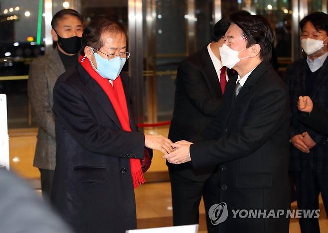 대구서 만난 안철수와 홍준표 (대구=연합뉴스) 김현태 기자 = 국민의당 안철수 대선 후보가 지난 3일 대구 북구 엑스코 인터불고 호텔에서 국민의힘 홍준표 의원과 만나 인사하고 있다. 둘은 이날 2022 대구·경북 신년교례회 참석차 현장을 찾았다가 만났다. 2022.1.3 mtkht@yna.co.kr