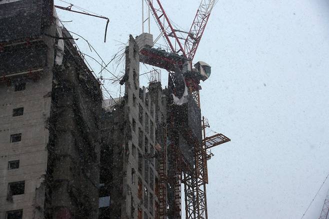 11일 오후 4시께 광주 서구 화정동에서 신축 공사 중인 고층아파트의 외벽이 무너져내렸다. (사진=연합뉴스)