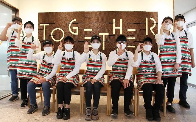 스타벅스 최초 장애인 고용 증진 및 인식개선 매장인 스타벅스 서울대치과병원점 파트너들. (스타벅스커피 코리아 제공) © 뉴스1