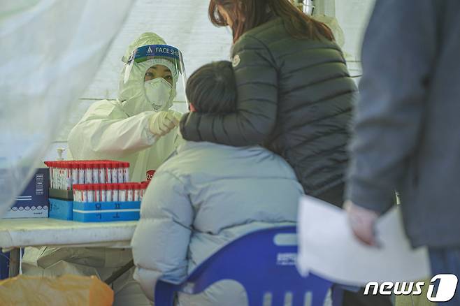 목포시에서 6일 44명의 신규 감염자가 발생해 역대 최다를 기록한 가운데 목포 평화광장 임시 선별진료소에서 보건소 직원이 코로나19 검사를 실시하고 있다.(목포시 제공)2022.1.7/뉴스1 © News1
