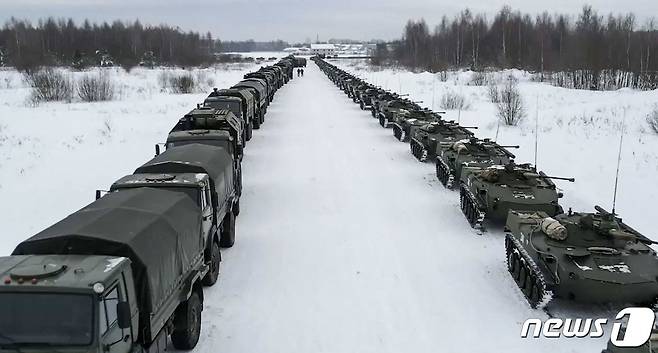 지난 7일 러시아 모스크바 외곽의 이바노보 공항에서 평화유지군으로 카자흐스탄에 파견될 군 트럭들과 탱크들이 줄지어 이동하고 있다. © AFP=뉴스1 © News1 우동명 기자