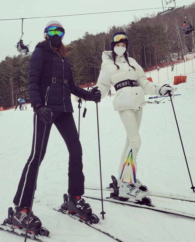 Model Han Hye-jin surprised with his elongated FijicalHan Hye-jin posted a white, black heart emoticon on his SNS on the 10th without any comment.The photo shows Han Hye-jin, who went skiing, a winter sport, with his acquaintance.Han Hye-jin, wearing all black from head to toe, has created the opposite charm to an acquaintance who is all white.Han Hye-jin was impressed with the elongated Fijical as the best model.The fans who saw this commented in awe, such as Oh long, Have a good time and It is also a model.On the other hand, Han Hye-jin is appearing on IHQ Leaders Love and KBS Joy Love Interruption Season 3.