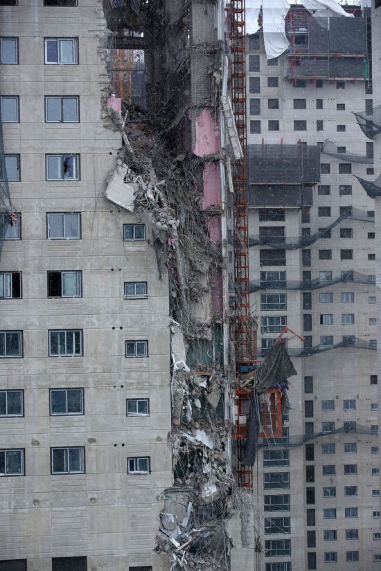 11일 오후 4시께 광주 서구 화정동에서 신축 공사 중인 고층아파트의 외벽이 무너져내렸다. ＜이하 사진=연합뉴스＞