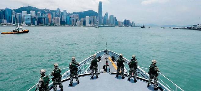 무장한 중국 인민해방군 병사들이 홍콩섬 앞바다에서 군함·헬기 등을 동원해 ‘육·해·공 합동 긴급 출동 및 대응 훈련’ 을 하는 모습/중국공산당 해방군보 캡처