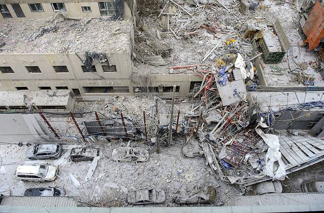2022년 1월 11일 광주 서구 화정동에서 신축 공사중이던 아파트 외벽이 붕괴됐다. 사고는 39층 옥상에서 콘크리트 타설 중 23~24층 한쪽 외벽 등 구조물들이 붕괴하면서 발생했다. 현재 작업자 6명이 연락두절 상태다. /김영근 기자