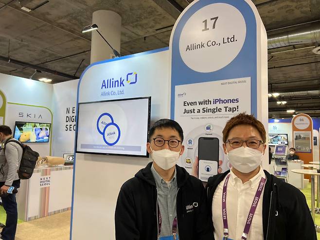 현지 부스에서 기념 촬영을 진행한 김경동 올링크 대표(사진 왼쪽)와 장우석 올링크 이사.