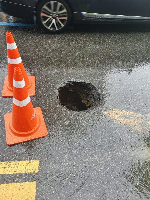 부산시가 싱크홀 사고 예방을 위해 지하 공간 관리에 나섰다. 지난해 6월 12일 남천역 2번 출구 앞 도로에서 발생한 땅꺼짐 현상 모습 부산경찰청 제공
