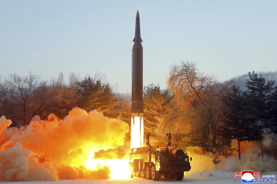 북한 조선중앙통신이 제공한 사진에 5일 북한군이 극초음속 미사일이라고 부르는 발사체를 시험 발사하고 있다. AP뉴시스