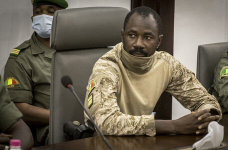 말리의 군부 실력자 아시미 고이타 중령이 지난해 8월 22일 말리의 수도 바마코에 있는 국방부 청사에서 서아프리카국가경제공동체(ECOWAS) 대표단을 만나고 있다. AP 연합뉴스 자료사진