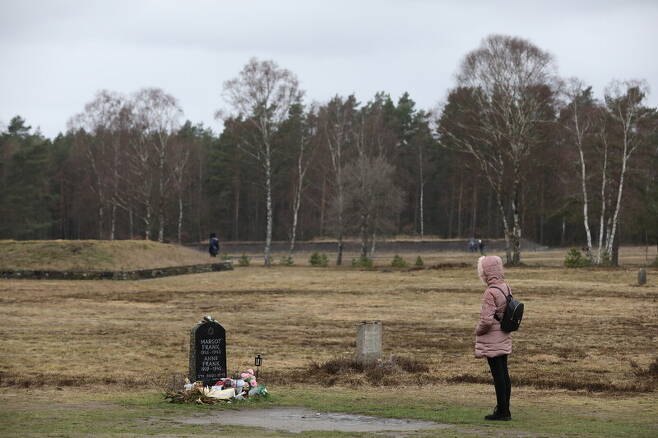 2019년 이른 봄, 한 독일 소녀가 베르겐벨젠 수용소 터에 남아 있는 안네 프랑크의 표석을 물끄러미 바라보고 있다. 검은색 표석에는 언니 마르고트의 이름도 함께 새겨져 있었다. 하노버/김봉규 선임기자