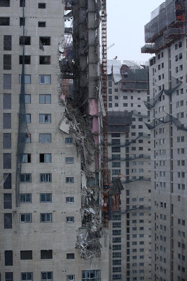 11일 오후 광주광역시 서구 화정동에서 신축 공사 중인 고층아파트의 외벽이 무너져내렸다. 연합뉴스