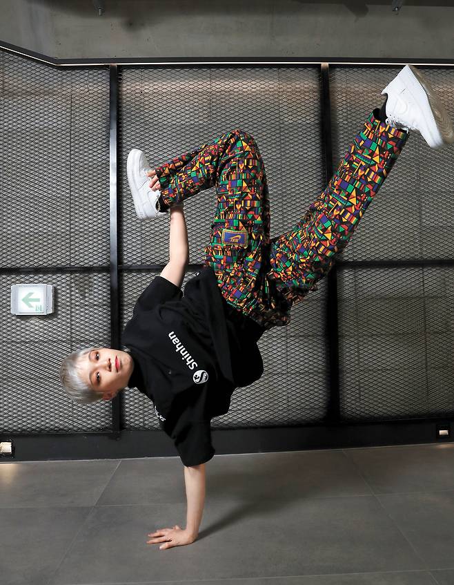 청각장애 4급인 브레이킹 국가대표 김예리는 음악이 잘 안 들려도, 바닥이 딱딱해도 고난도 기술을 펼친다. 그에게 ‘춤이 슬로모션 같다’‘유니크하고 춤 선이 부드럽다’는 찬사가 쏟아진다. 강정현 기자