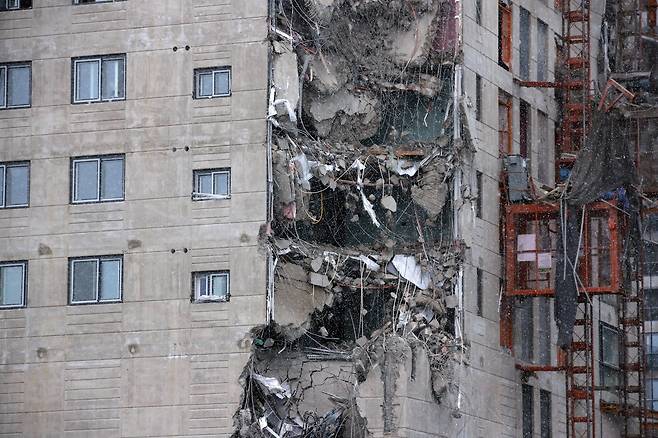 11일 오후 4시께 광주 서구 화정동에서 신축 공사 중인 고층아파트의 외벽이 무너져내렸다. [연합뉴스]