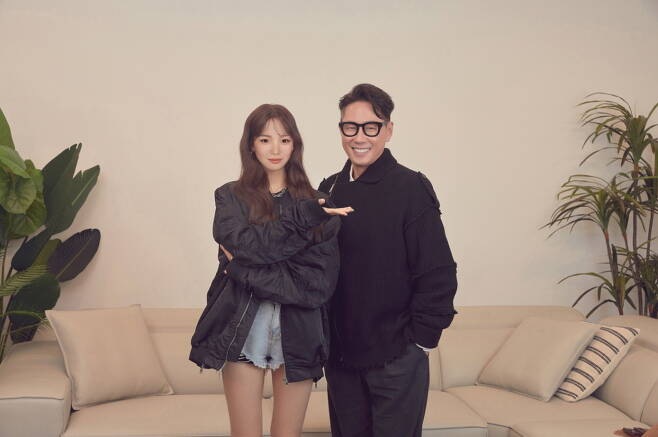 LG's virtual human ambassador, Reah Keem (left), and Mystic Story producer Yoon Jong-shin are seen standing next to each other in this modified photo of the two. (LG Electronics)