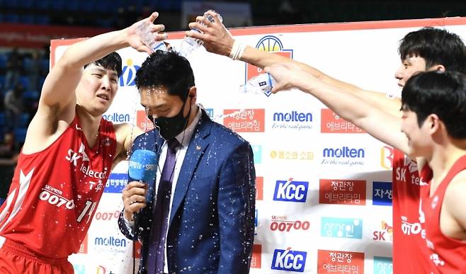 경기 뒤 선수들에게 물세례를 받는 전희철 SK 감독. 프로농구연맹(KBL)