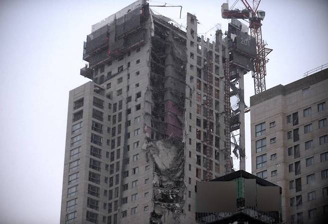 [광주=뉴시스] 김혜인 기자 = 11일 오후 3시 47분께 광주 서구 화정동 한 고층아파트 신축 현장 외벽이 무너져 내렸다.