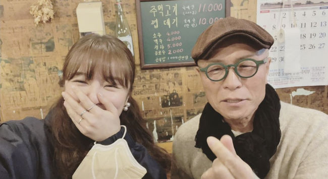 Actor Yoon Eun-hye flaunts his friendship with cartoonist Huh Young-manOn Wednesday afternoon, Yoon Eun-hye posted a post on Instagram with three photos.Yoon Eun-hye was accompanied by a smiling emoticon and a tabong emoticon, after the words with Mr. Huh Young-man.Yoon Eun-hye wrote in a hashtag, #Gangneung, #Taste, #Huh Young-mans White Half Travel.In the photo, Yoon Eun-hye smiles like a girl next to Huh Young-man.Maybe it was a little shame to take a picture alongside the master Huh Young-man, or Yoon Eun-hye took a picture of him smiling with his mouth covered.Huh Young-man boasted a generous vibe, naturally taking a K-finger heart pose with Yoon Eun-hye.Netizens praised their atmosphere, saying, Its a pleasant photo just to see and The picture is very good.In particular, Yoon Eun-hye has become a Korean Wave star early on, and there are a lot of comments that praise him in English and Japanese in the commentary window with many overseas fans.The program starring Yoon Eun-hye was a TV drama The White Travel of the Diner Huh Young-man, and famous people such as volleyball player Kim Yeon-kyung appeared as guests and gathered topics.On the other hand, Yoon Eun-hye made his debut as a girl group baby box, and then he made a big repercussions in entertainment such as X-Men. He played the role of the main character Shin Chae-kyung in MBC drama palace (original work Park So-hee)Yoon Eun-hye Instagram