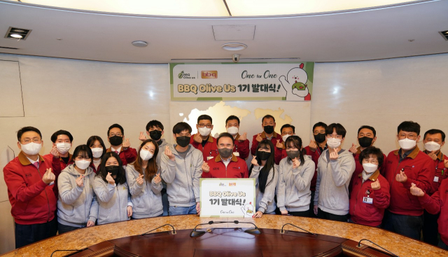 윤홍근(가운데) 제너시스BBQ 그룹 회장이 대학생 봉사단 '올리버스 1기 대표단' 발대식에서 기념 촬영을 하고 있다. /사진 제공=제네시스BBQ