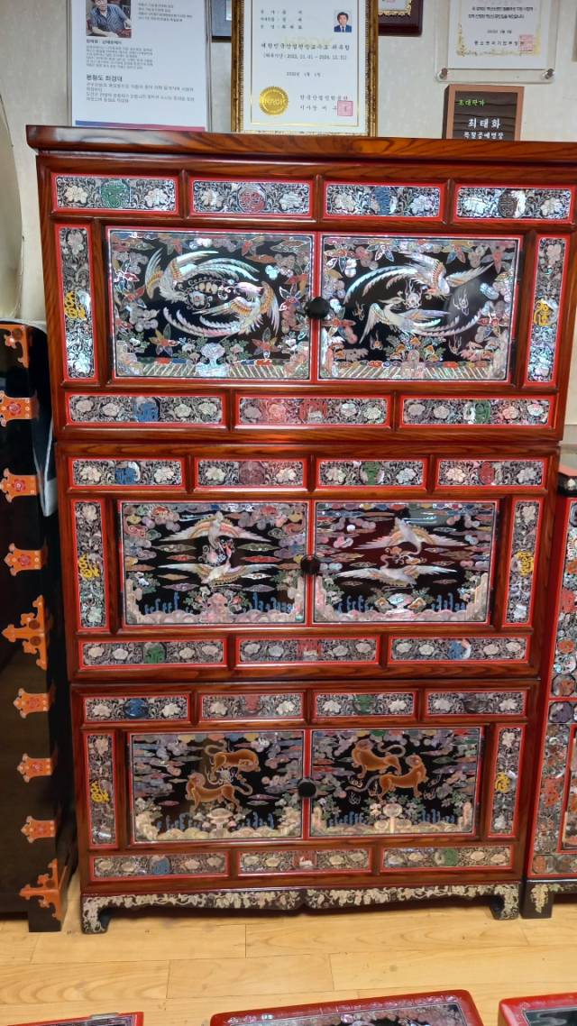 흉배문양 삼층장