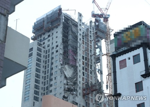 11일 오후 4시께 광주 서구 화정동에서 신축 공사 중인 고층아파트의 외벽이 무너져내렸다. /사진=연합뉴스