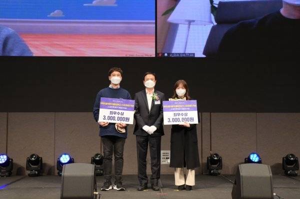 스포츠투아이 대표상(최우수상)을 수상한 ‘DA DE져쓰’팀 리더 이학민 씨(왼쪽)와 ‘FUN’팀 리더 이수민 씨(오른쪽)가 스포츠투아이 안웅 대표와 기념촬영을 하고 있다.
사진제공 | 스포츠투아이