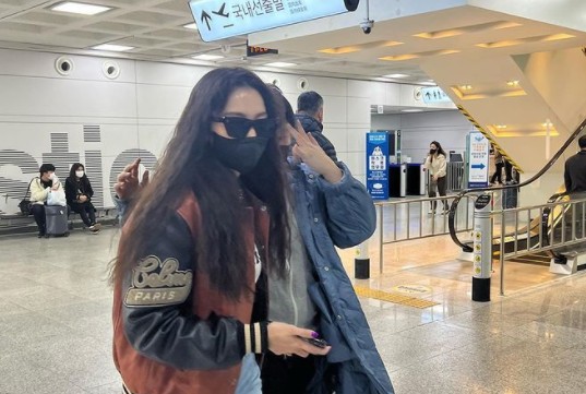Actor Oh Yoon-ah has reported on his recent trip.On the 10th, Oh Yoon-ah posted several photos on his instagram with the phrase Healing Time.Oh Yoon-ah in the photo shows her traveling with son. She has released her relaxed appearance as she travels to and from various places.Above all, the delight of the half-bath in the hot springs was admirable.On the other hand, Oh Yoon-ah has appeared on KBS2 entertainment New Years Day with the Journal of Autoism and Developmental Disorders and is revealing his daily life and cooking skills.He will appear in JTBCs new drama Flying Butterfly.