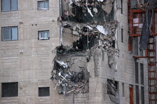 11일 오후 4시께 광주 서구 화정동에서 신축 공사 중인 고층아파트의 외벽이 무너져내렸다.(사진=연합뉴스)